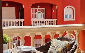 Apartamento rojo con vistas al mar